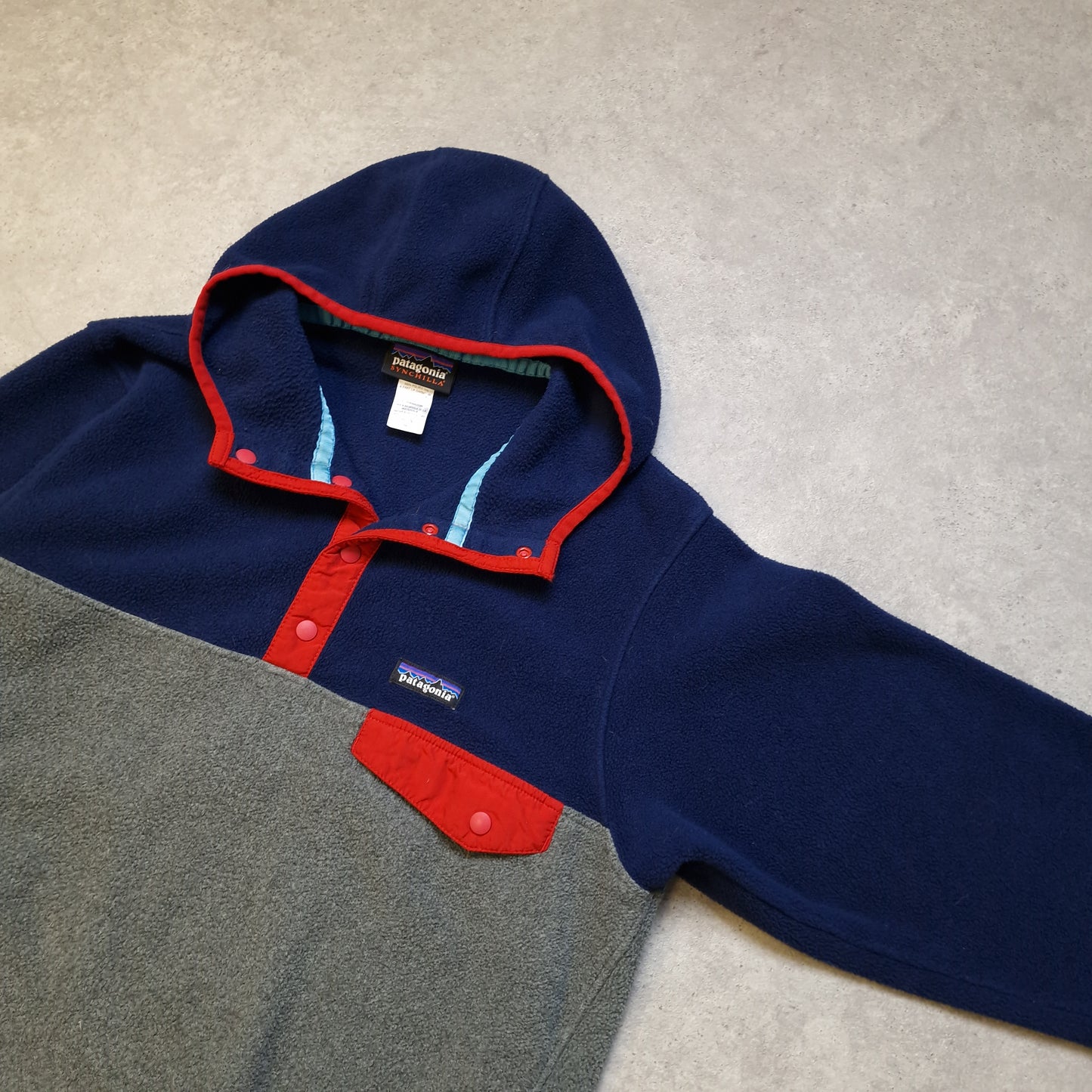 Patagonia hooded snap-t fleece in blue/grey/red  - medium